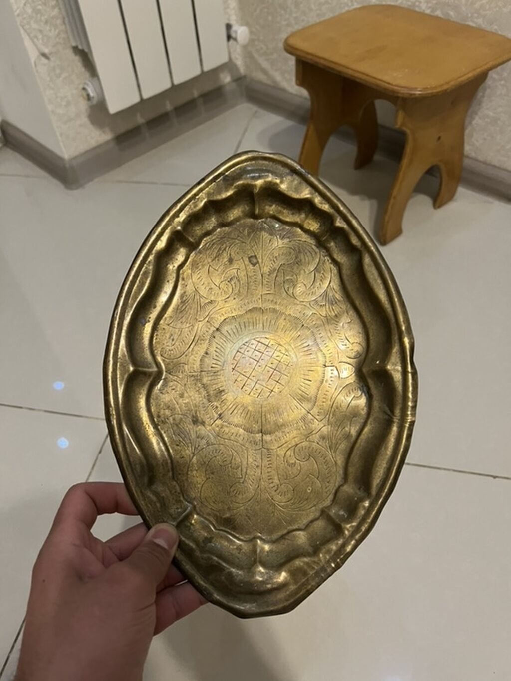 Misin xonça/nişan qabı – əl işidir, misdən hazırlanıb, üzəri naxışlı