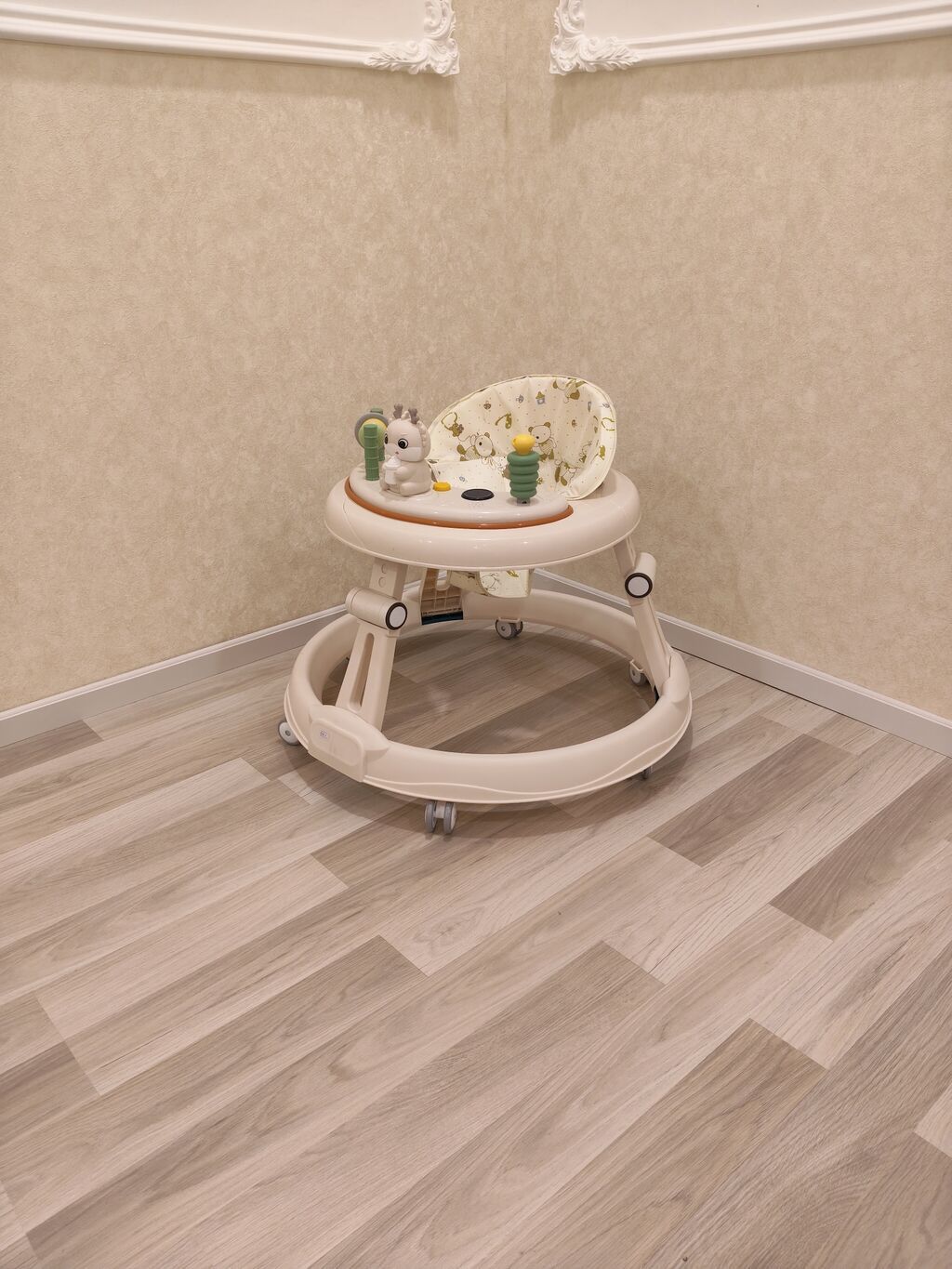 Uşaq gəzdirəcəyi / yüyürək - Rəng: krem-bej tonlarda - Dairəvi, sabit