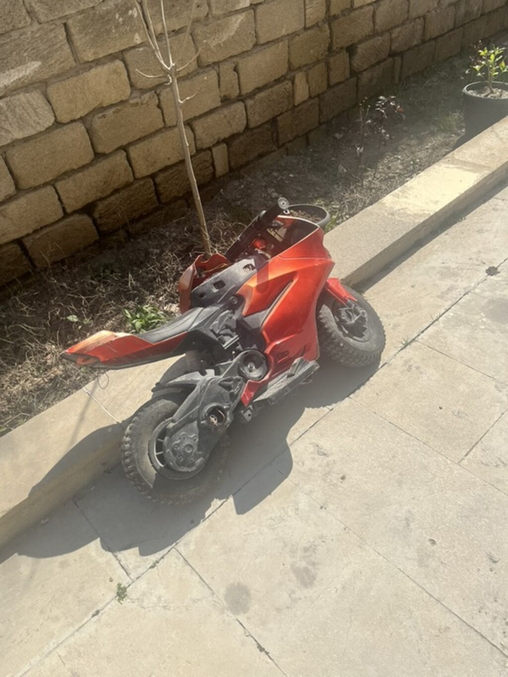 Uşaq üçün elektrikli motosiklet oyuncağı - Korpus: idman üslubunda