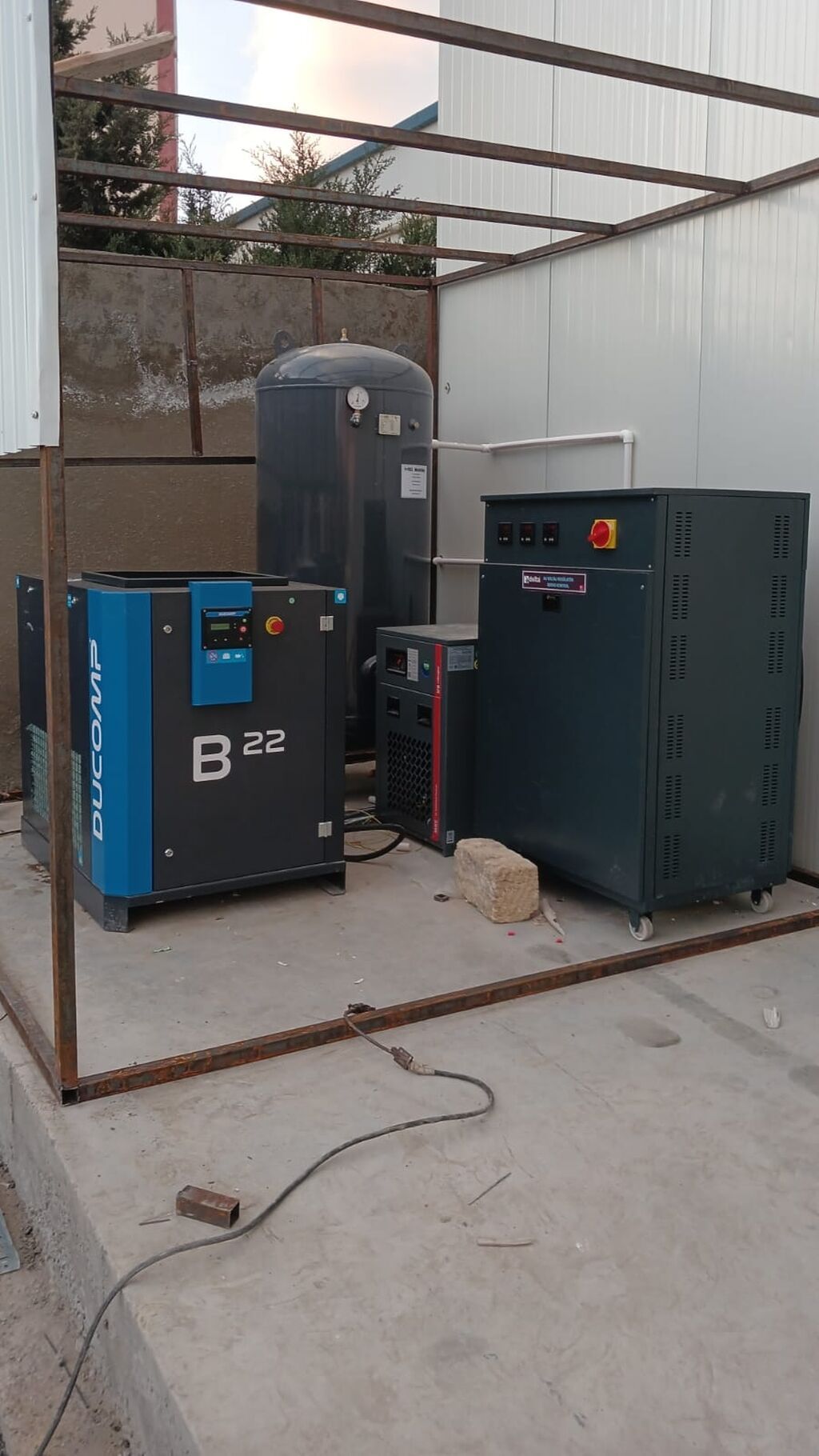 Sənaye hava kompressor sistemi Tərkib: - DUCOMP B22 vintli kompressor