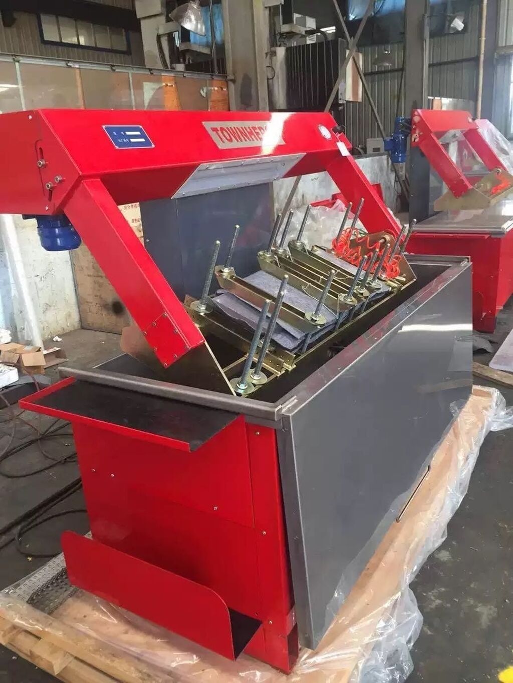 Avtomobil qalofqasinin çatini təyin edən makina