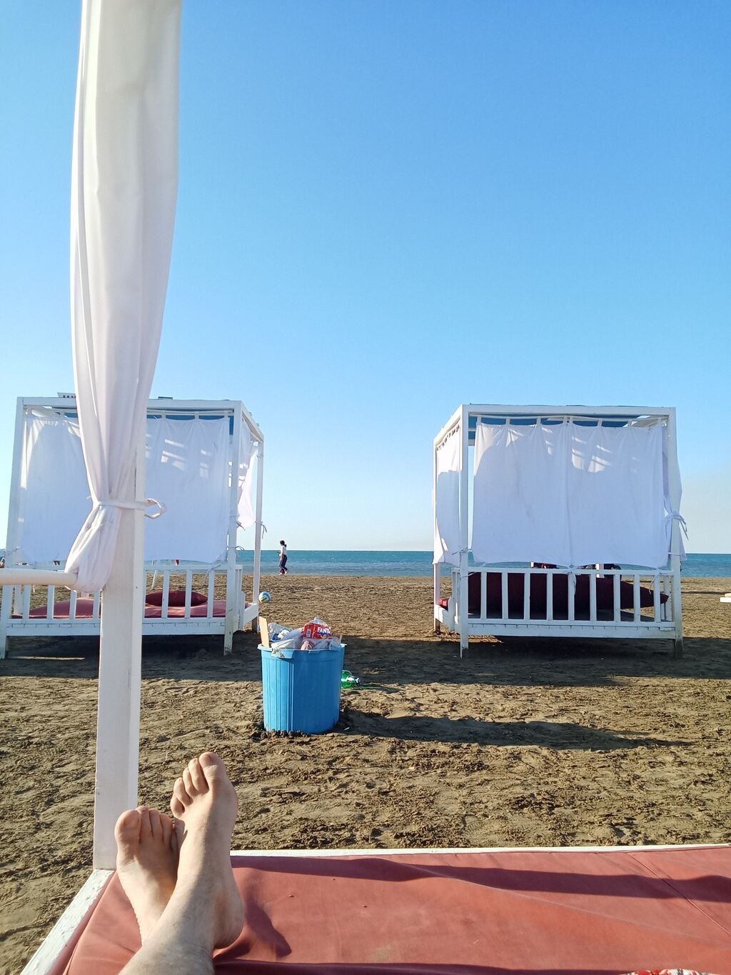 Çimərlikdə istirahət üçün nəzərdə tutulmuş, ağ çərçivəli, yüngül