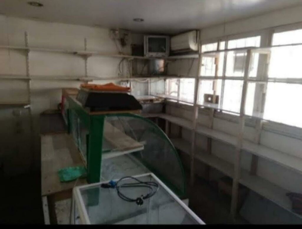 Küçük ərzaq/kiosk tipli ticarət köşkü - Ön tərəfi tam şəbəkə