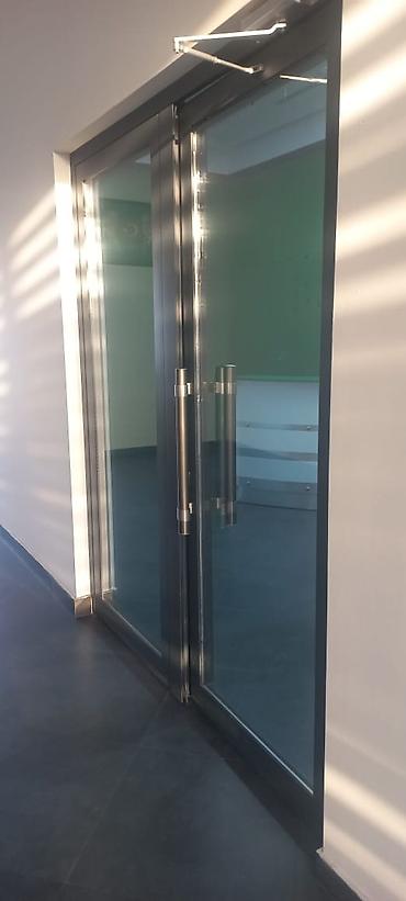 MAĞAZALAR ÜÇÜN ŞÜŞƏLİ VİTRAJLAR. KƏTFİYƏTLİ. SƏRFƏLİ. SÜRƏTLİ - şəkil 2