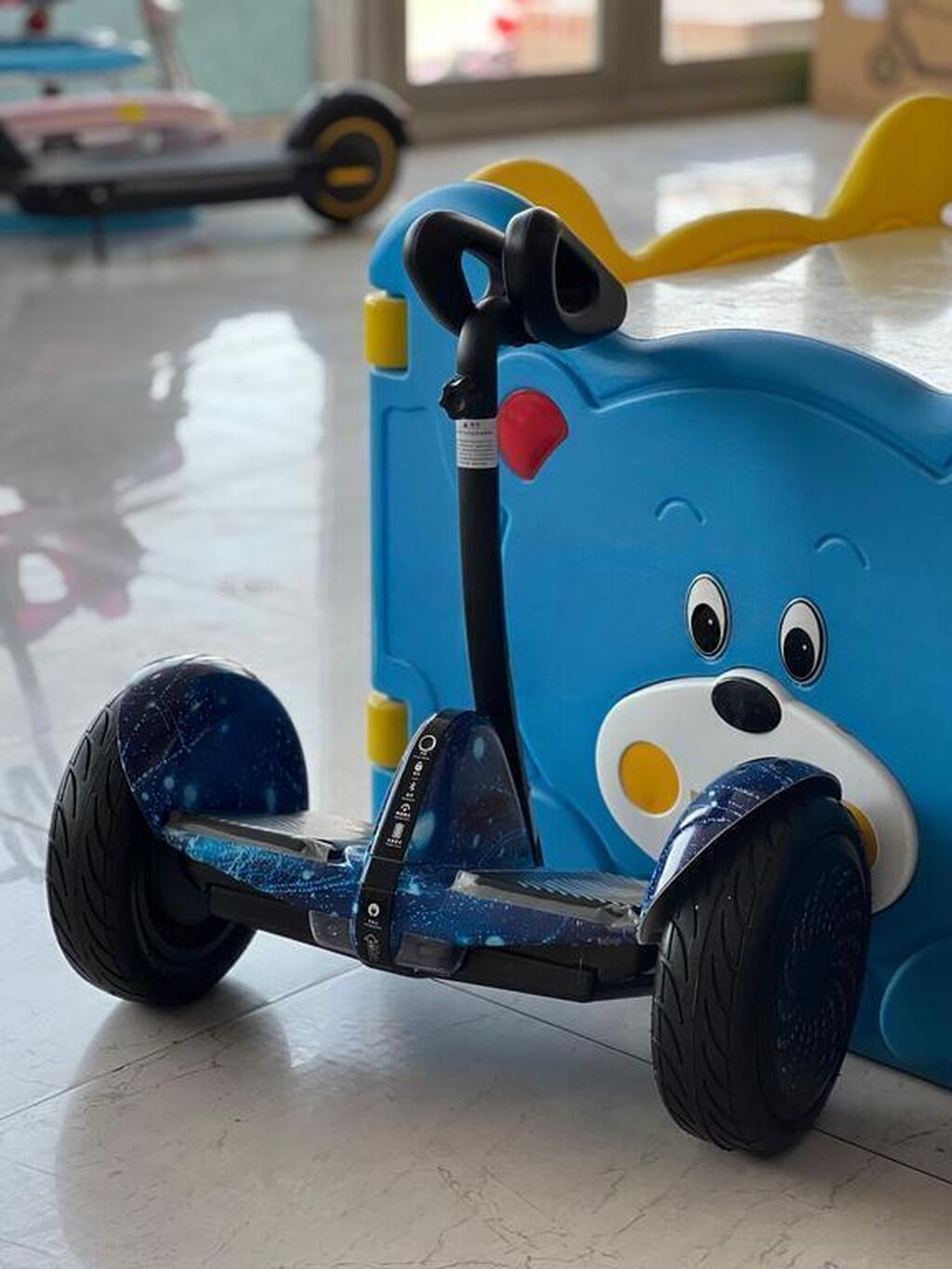 Tutacaqlı segwayHoverboard — iki təkərli, elektriklə işləyən bir növ