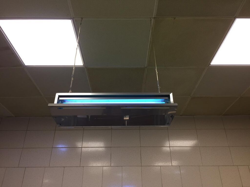 Tavandan asılan paslanmayan poladdan hazırlanmış UV lampa. Bu lampa
