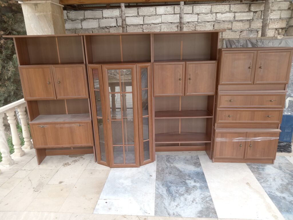 Klassik üslubda iri divar dolabı-vitrin dəsti - Material