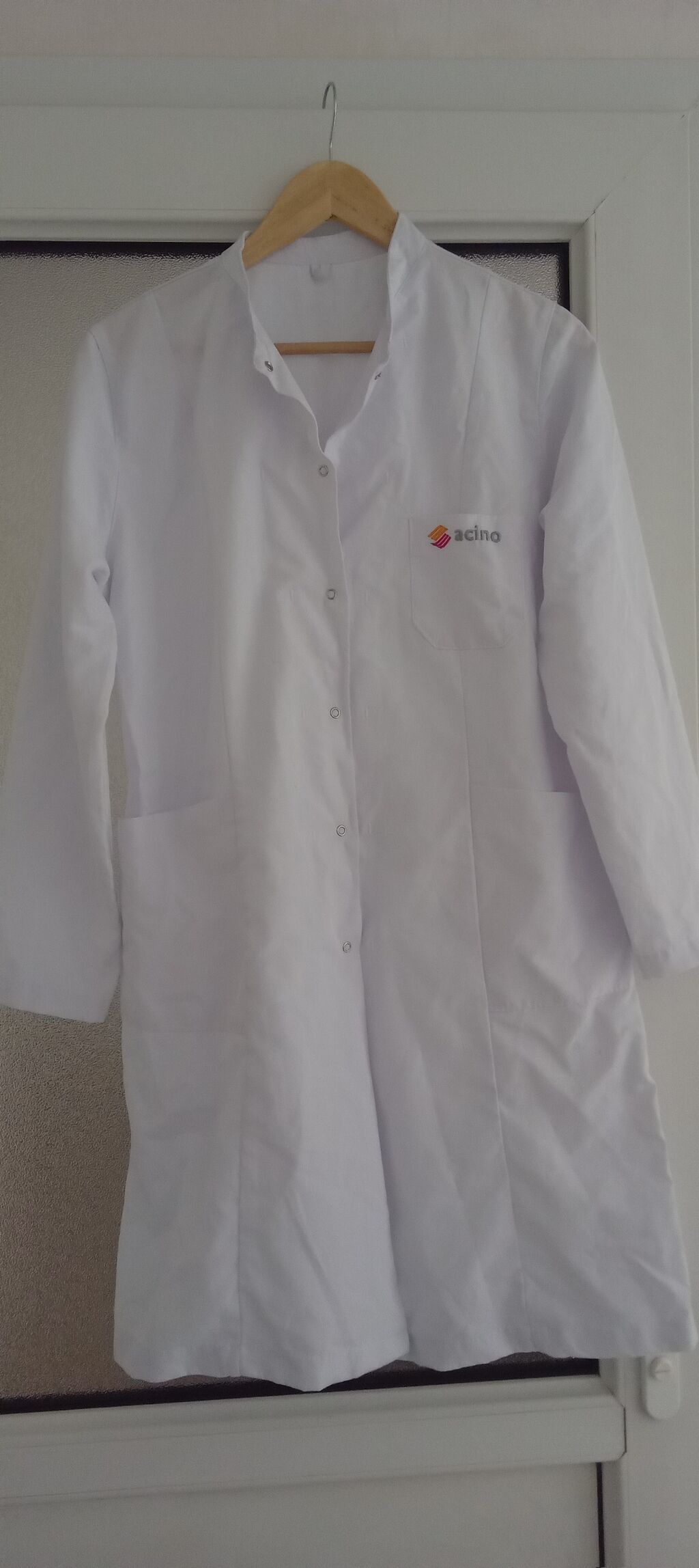 Ağ laboratoriya xalatı – “acino” loqolu - Rəng: ağ - Model: düz