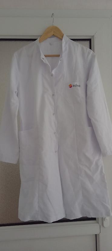 Ağ laboratoriya xalatı – “acino” loqolu - Rəng: ağ - Model: düz - şəkil 2