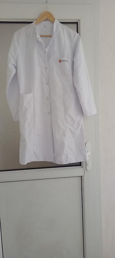 Ağ laboratoriya xalatı – “acino” loqolu - Rəng: ağ - Model: düz - şəkil 3