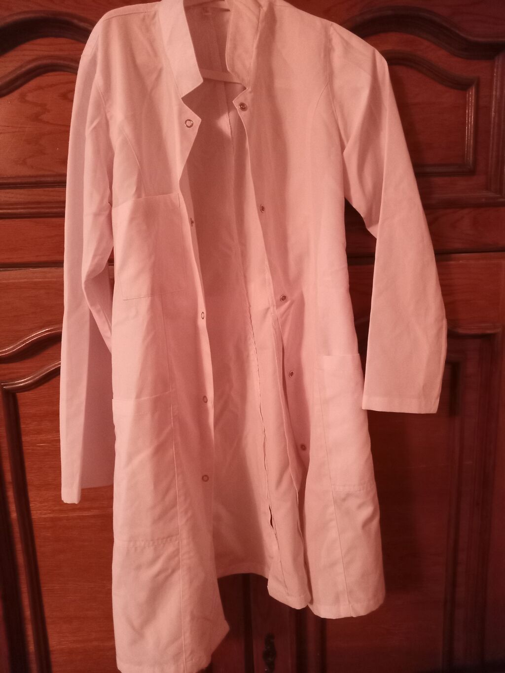 Ağ rəngli tibbi xalat dəsti - Model: klassik tibbi xalat kişi ve