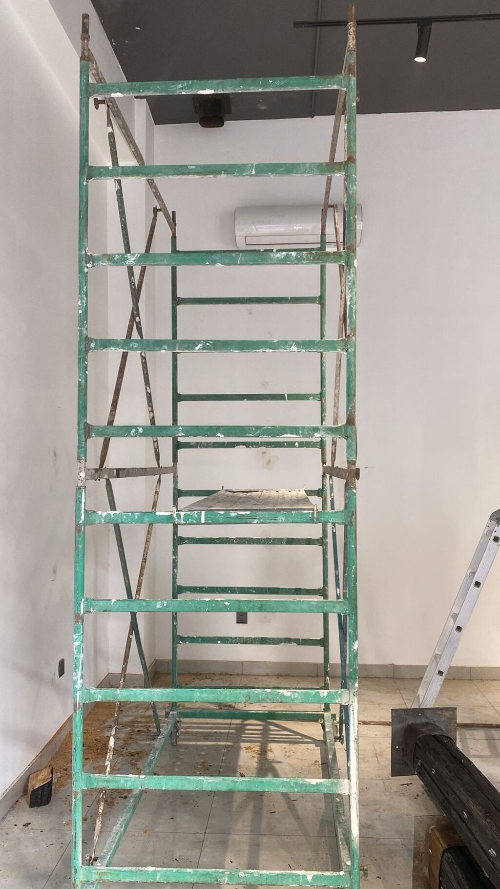 Tikinti və təmir işləri üçün hərəkətli skafold (lesa) və modul