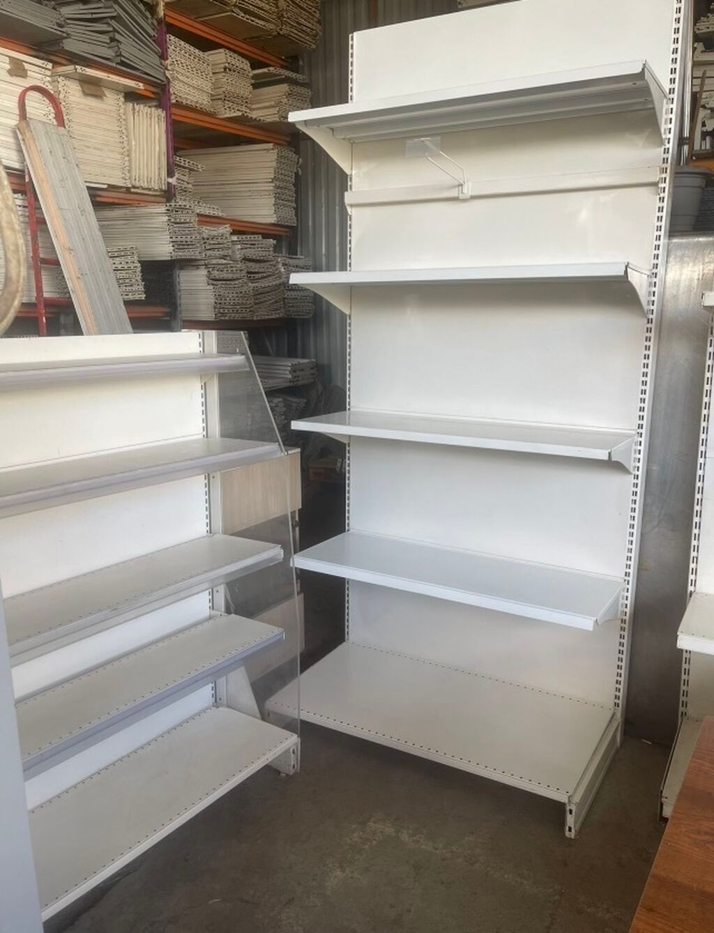 Mağaza vitrin rəfləri – metal karkaslı, modul tipli - Rəng: ağ toz