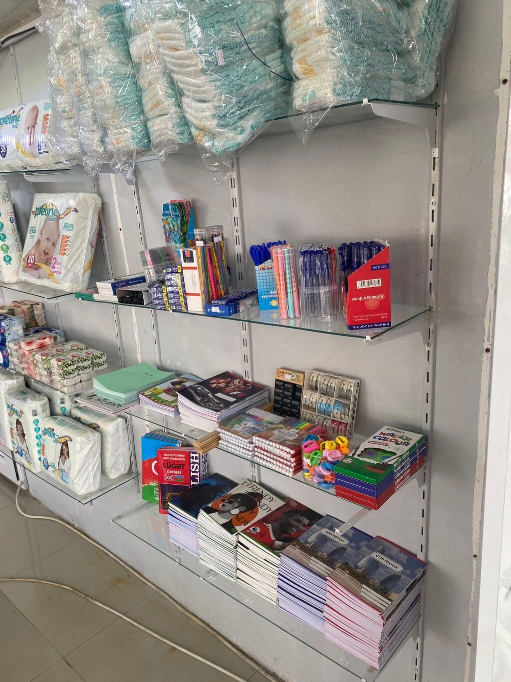 Divarda şüşə rəflər. 6 metr. 1 metr almaq olar