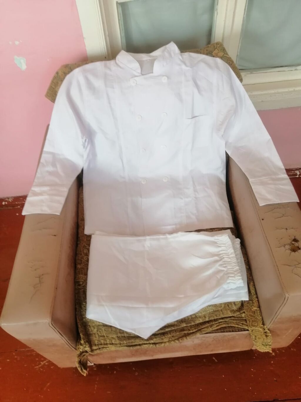 Ağ rəngli aşpaz forması dəsti Məhsulun tərkibi: - Aşpaz köynəyi