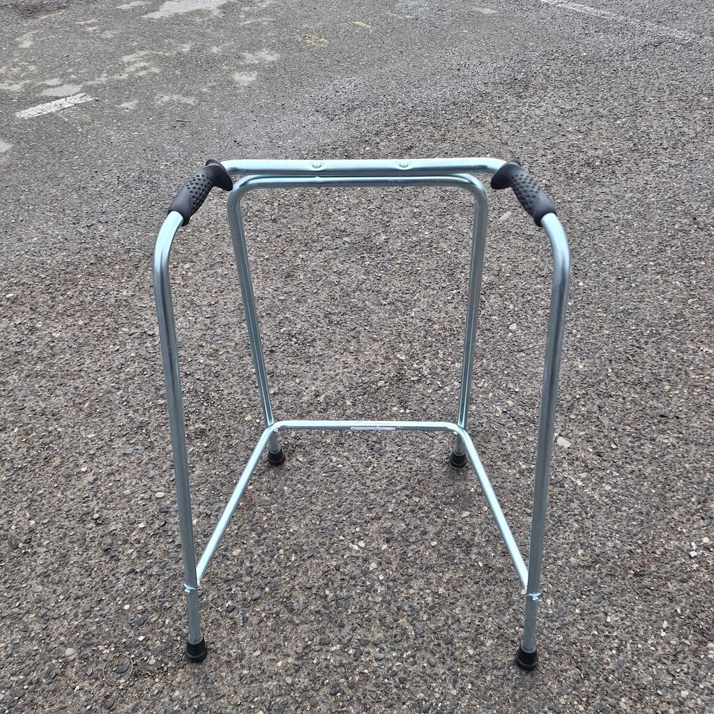 Xadok xadinok Yürümək üçün dayaq çərçivəsi (walker) çatdırılma var