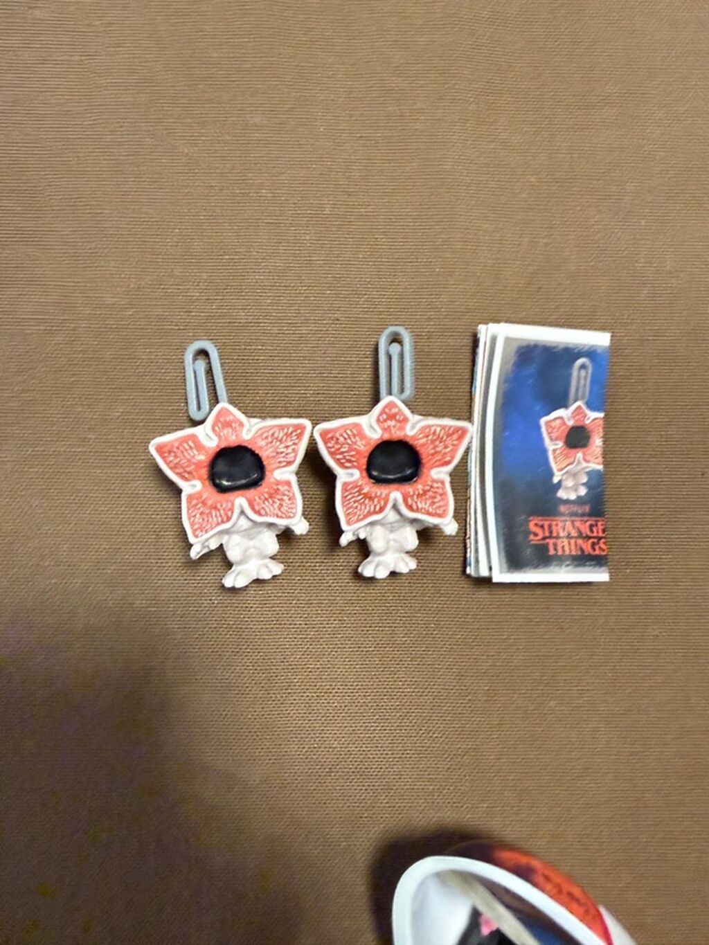 Stranger Things temalı Demogorgon kitab nişanları - Dəst: 2 ədəd eyni
