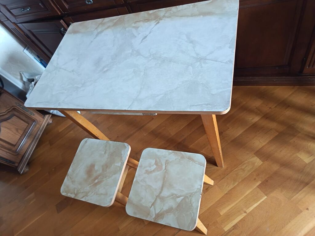 Mətbəx üçün kompakt stol və iki taburet dəsti Sovetdən Qalma Təmiz