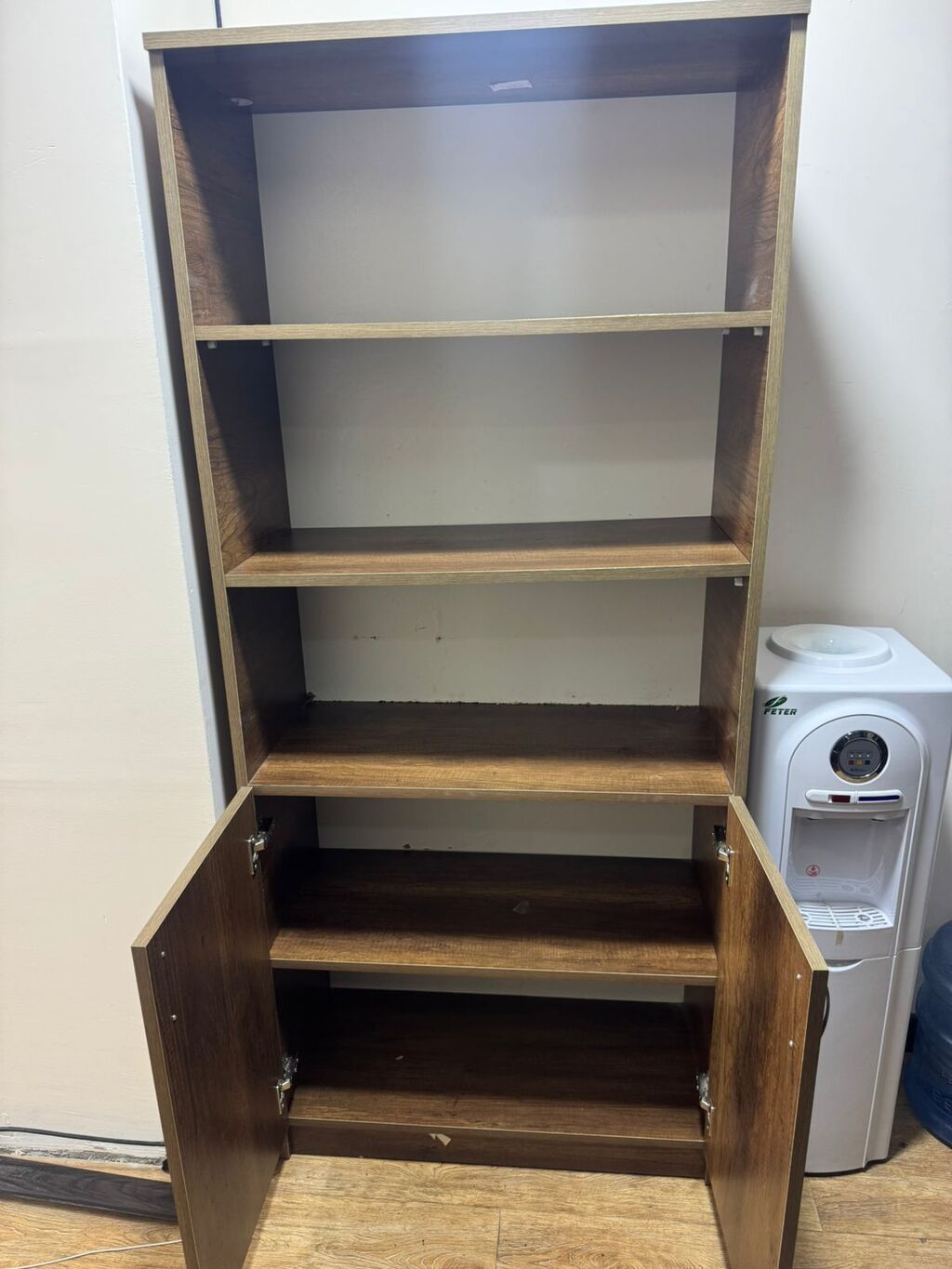 Ofis üçün işçi masaları, stullar dəsti və şkaf Təkdə satılır və