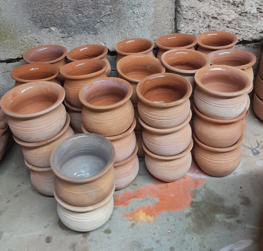 Məhsul: Əl işi saxsı qablar (qazan/kasa tipli) Təsvir: - Təbii gildən