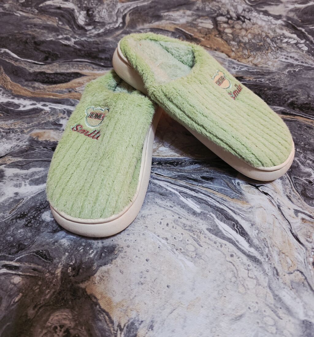 Məxməri çəhrayı rəngdə qadın otaq terlikləri. Bu terliklər