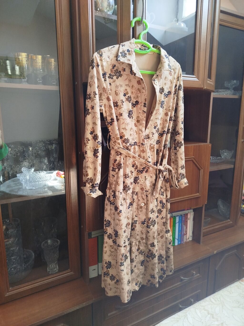 Qadın paltarı – çiçək naxışlı, uzunqol, boğazda yaxalıqlı, düyməli