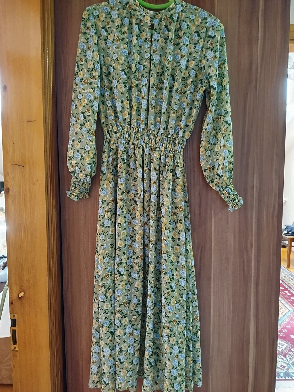 Güllü naxışlı uzun don - Rəng və naxış: Zeytun-yaşıl fon üzərində