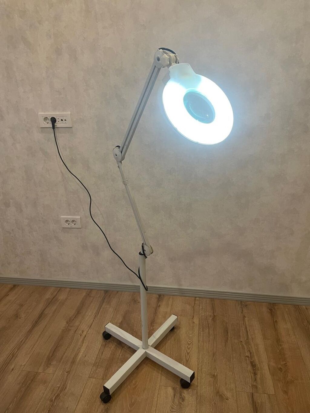 Peşəkar LED lupalı işıq lampası – təkərli dayaq və tənzimlənən qol -