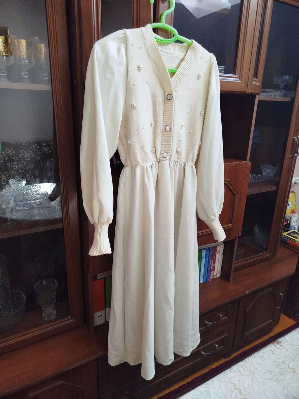 Krem rəngli zərif paltar - Model: uzun, A-kəsim, beldən yığma - Rəng