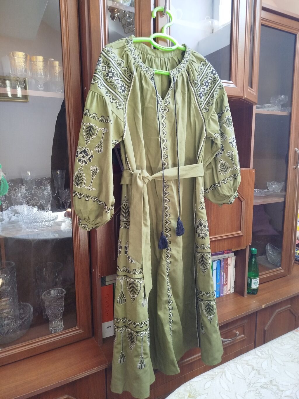 Boz-yaşıl rəngdə etno tərzli qadın paltarı. Uzun model, geniş uzun qol