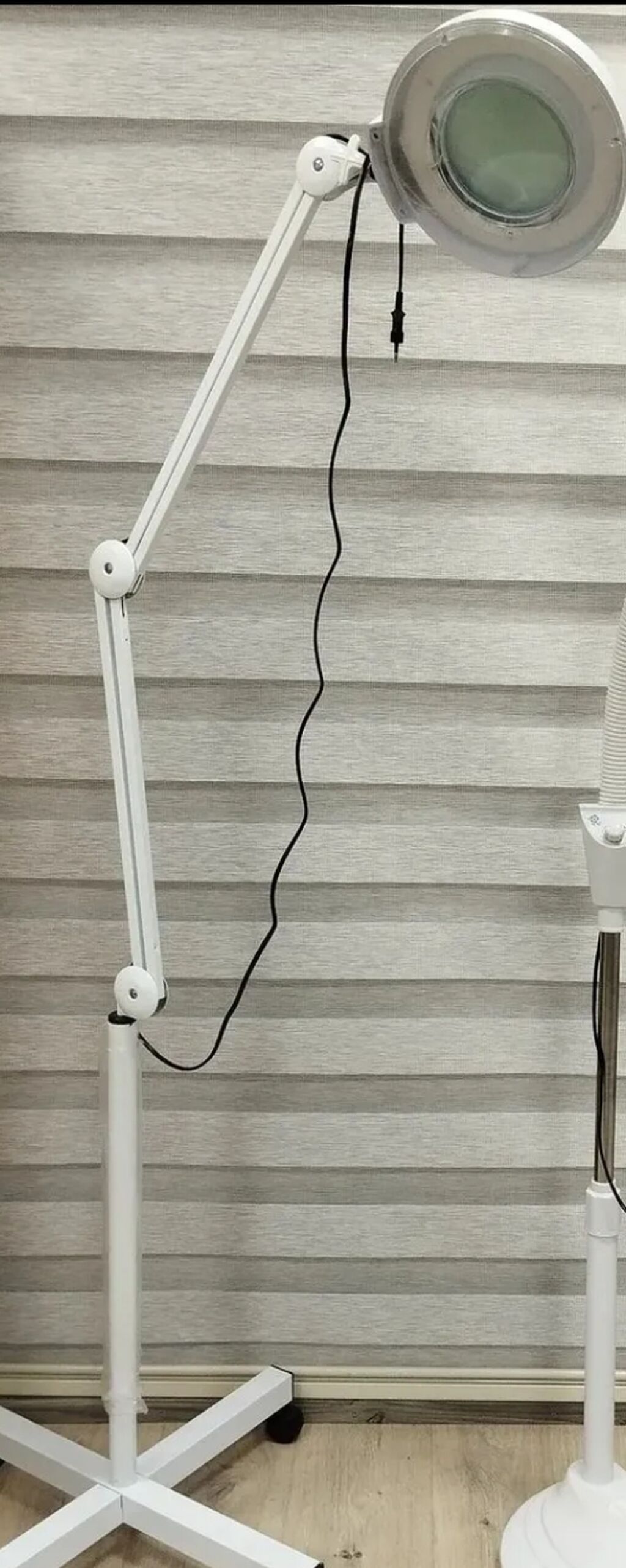 Ağ rəngli böyüdücü lampa. Heç istifadə edilməyib