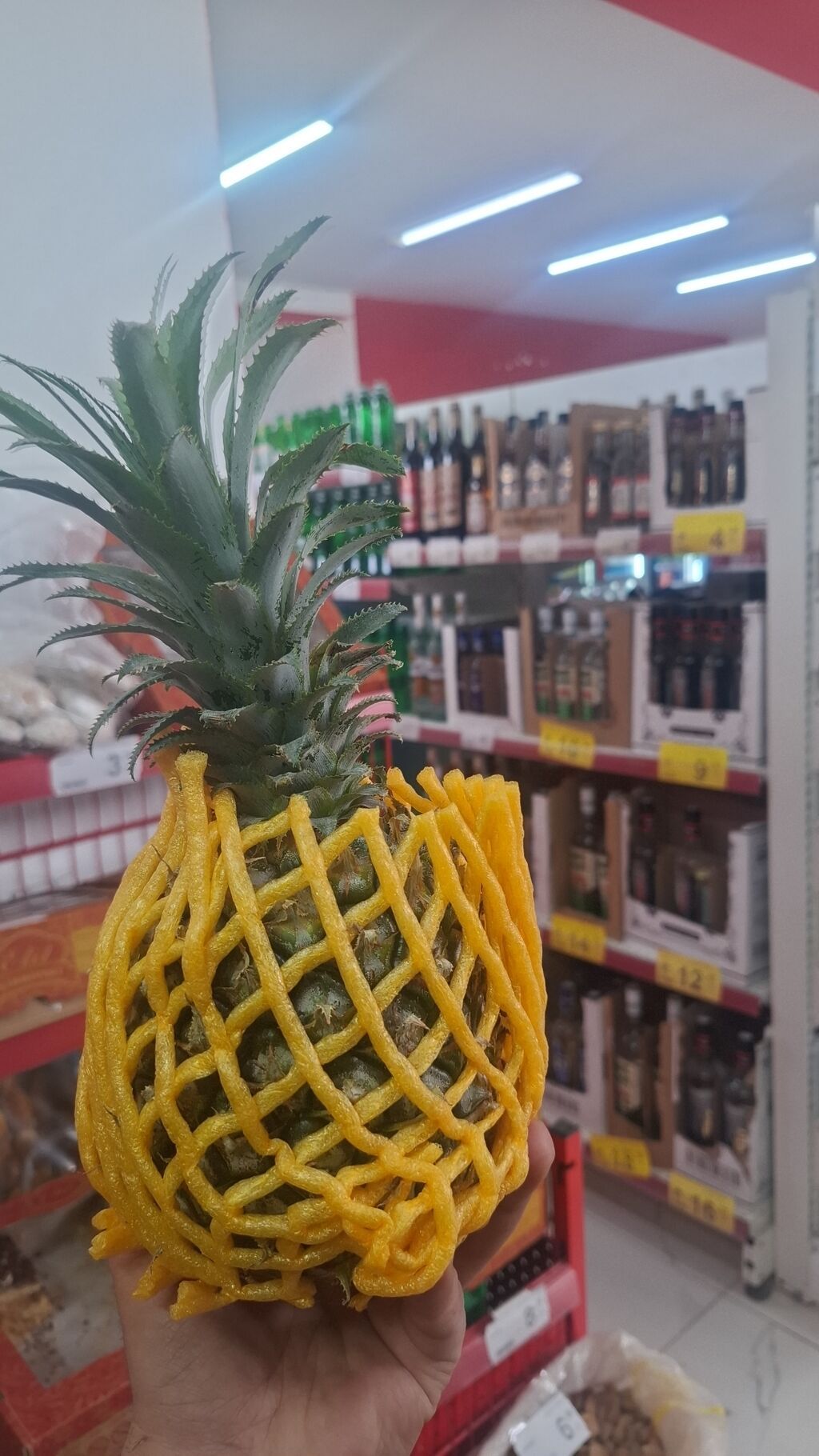 Ananas – tam baş, yaşıl taclı, qoruyucu köpük torla qablaşdırılmış