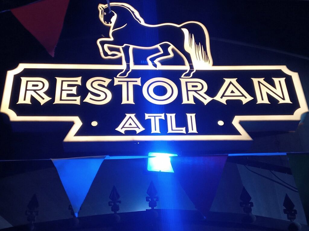 Salam Atlı Restorana ofsiyant xanım teləb olunur işində diqqəti