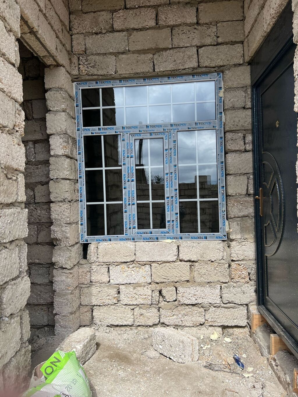 Ağ rəngli plastik pəncərəler 1kv 55 manat qapılar 90 manat