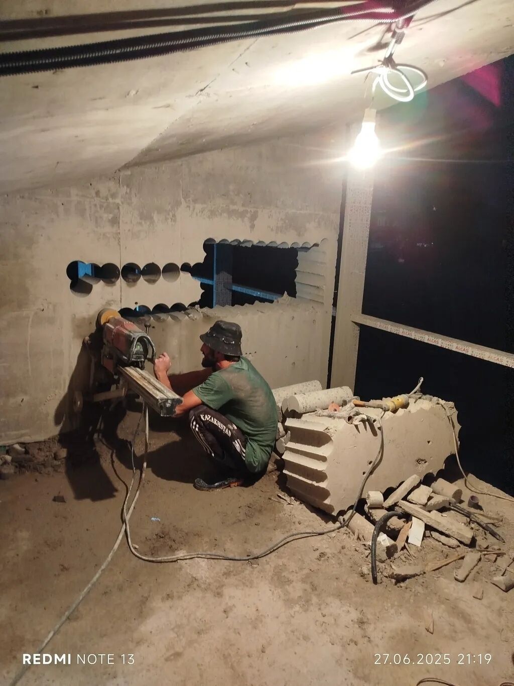 #Betonkesme #betondeşmə Beton kubik kərpic - dən kəsim deşim