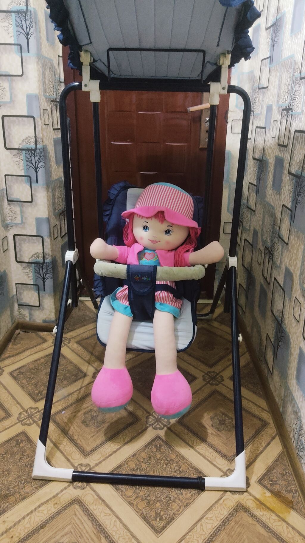 Yelləncək yaxşı vəziyyətdə möhkəm keyfiyyətli dəmirdəndir.cox rahat