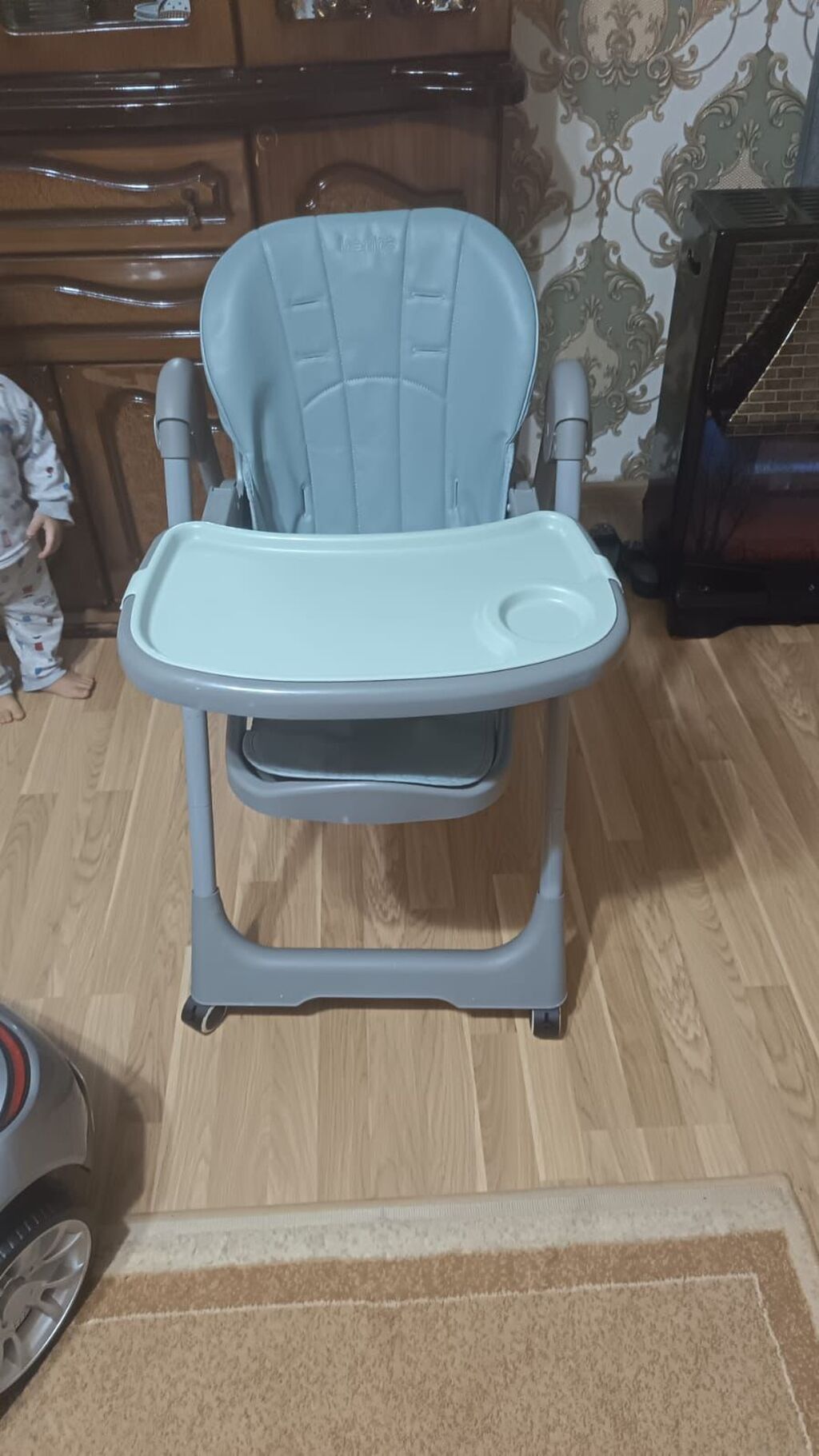 Yemek stolu 60 azn tecili satilir remeni var prablemi yoxdu yaxsi