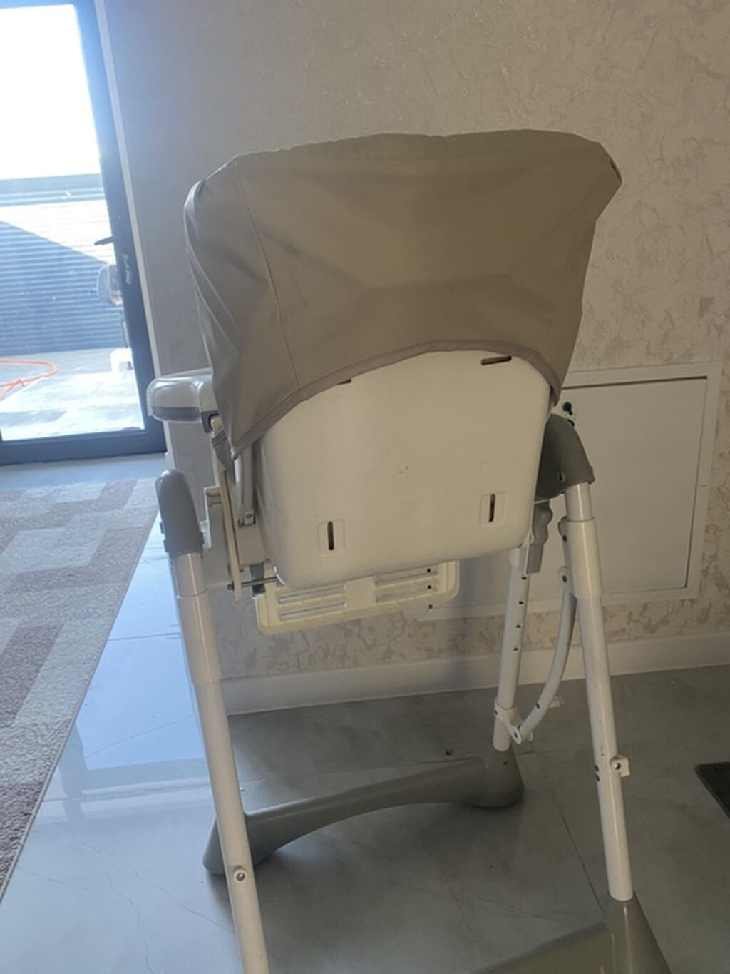 Uşaq yemək stulu - Tənzimlənən hündürlük: Ayaqlarda bir neçə pillə