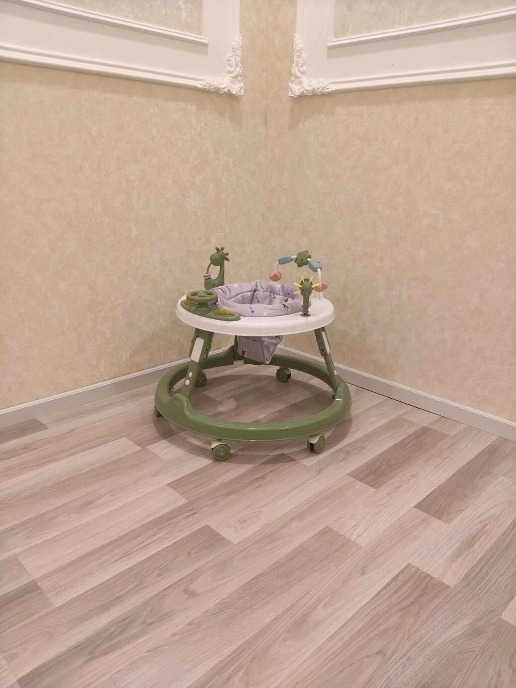 Uşaq gəzdirici (walker) – yaşıl-ağ rəngdə, yumşaq oturacaq və oyun