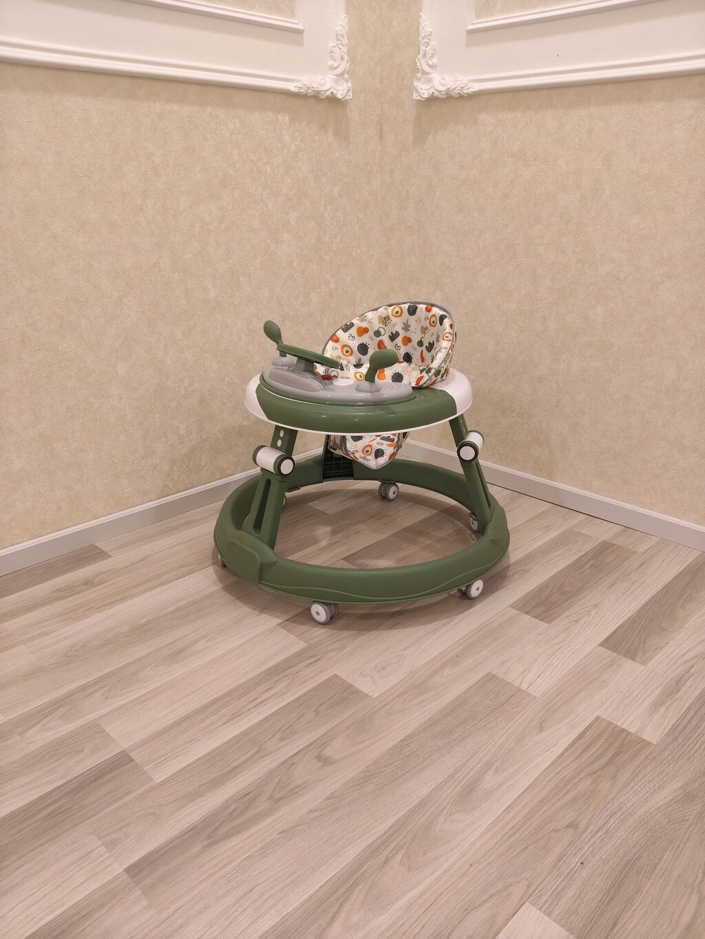 Uşaq gəzdirici (walker) – yaşıl rəngli, dairəvi baza və çoxsəmtli