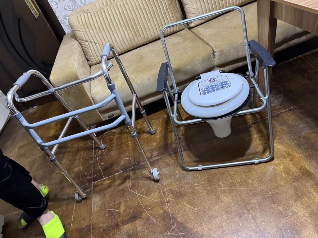 Wolker ve tualet oturacaqi. Yaşli ve xesde insanlar üçün wolker ve