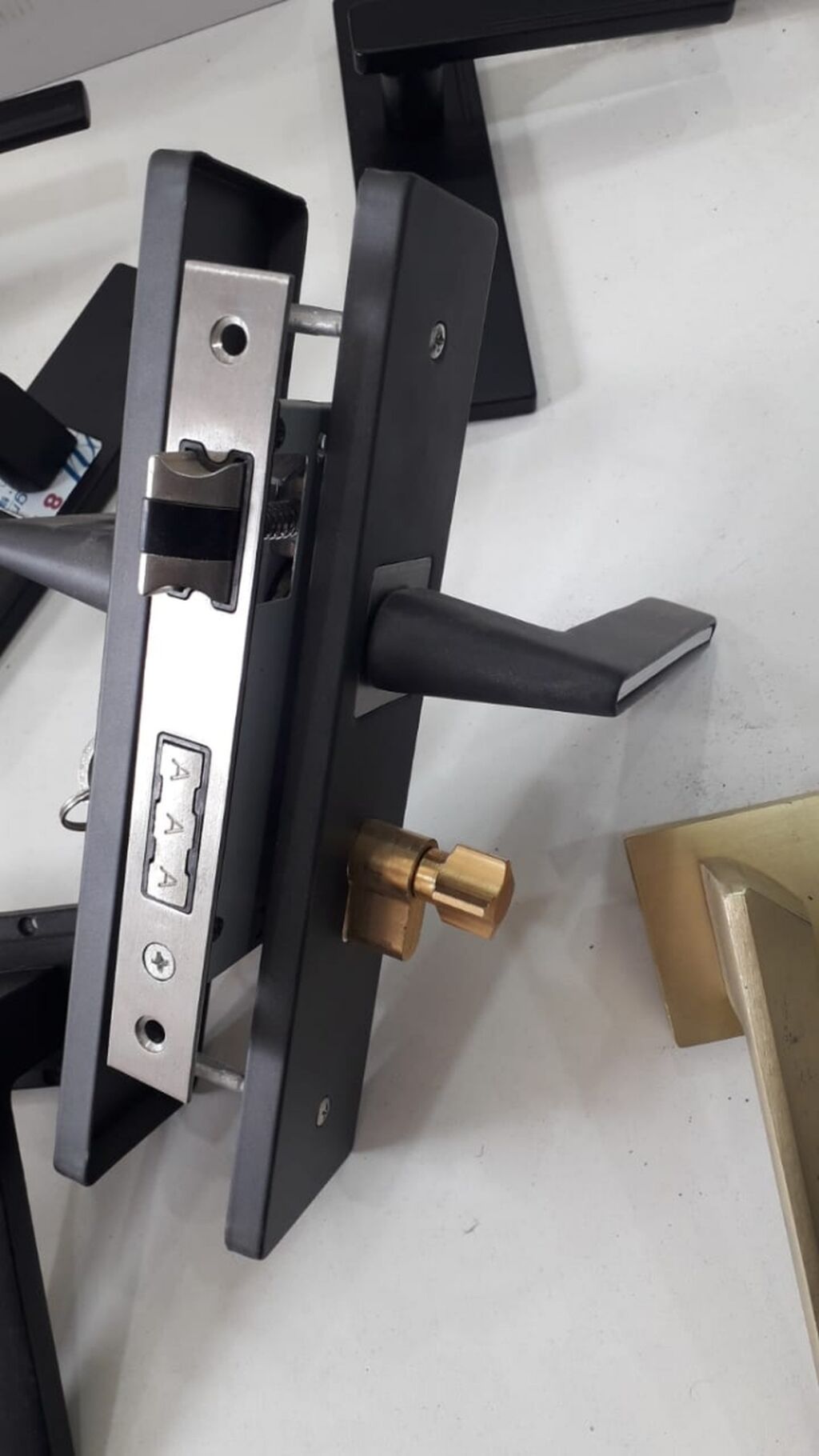 Dəst: daxilindən kilidi olan qapı tutacağı və mexaniki qıfıl sistemi