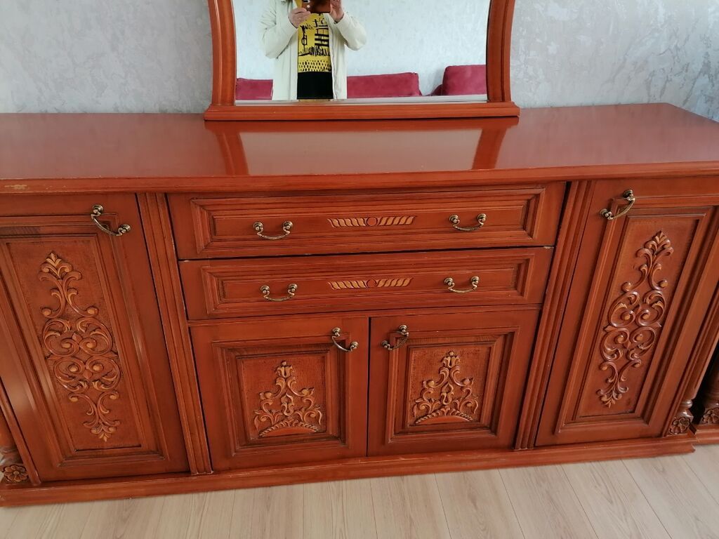 Klassik üslubda taxta bufet və güzgü dəsti - Material: massiv taxta