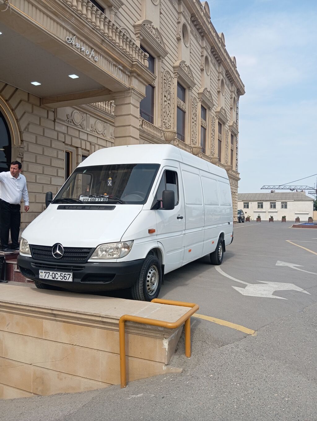 Mercedes-Benz Sprinter markalı ağ rəngli yük avtomobili. Geniş yük
