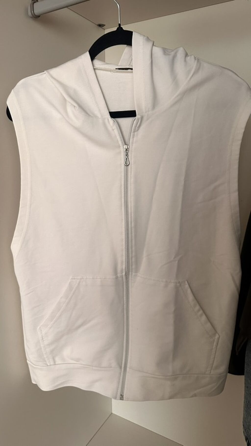 Ağ rəngli qoluzun (qolsuz) kapüşonlu jilet - İki ədəd ön “kanguru”