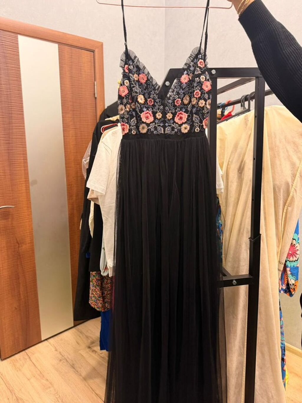 Qadın uzun axşam/gecə geyimi - Rəng: qara - Üst hissə: dərin