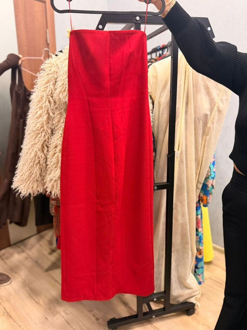 Qırmızı, qayçı kəsimli, strapless (askısız) midi don. - Rəng: Canlı