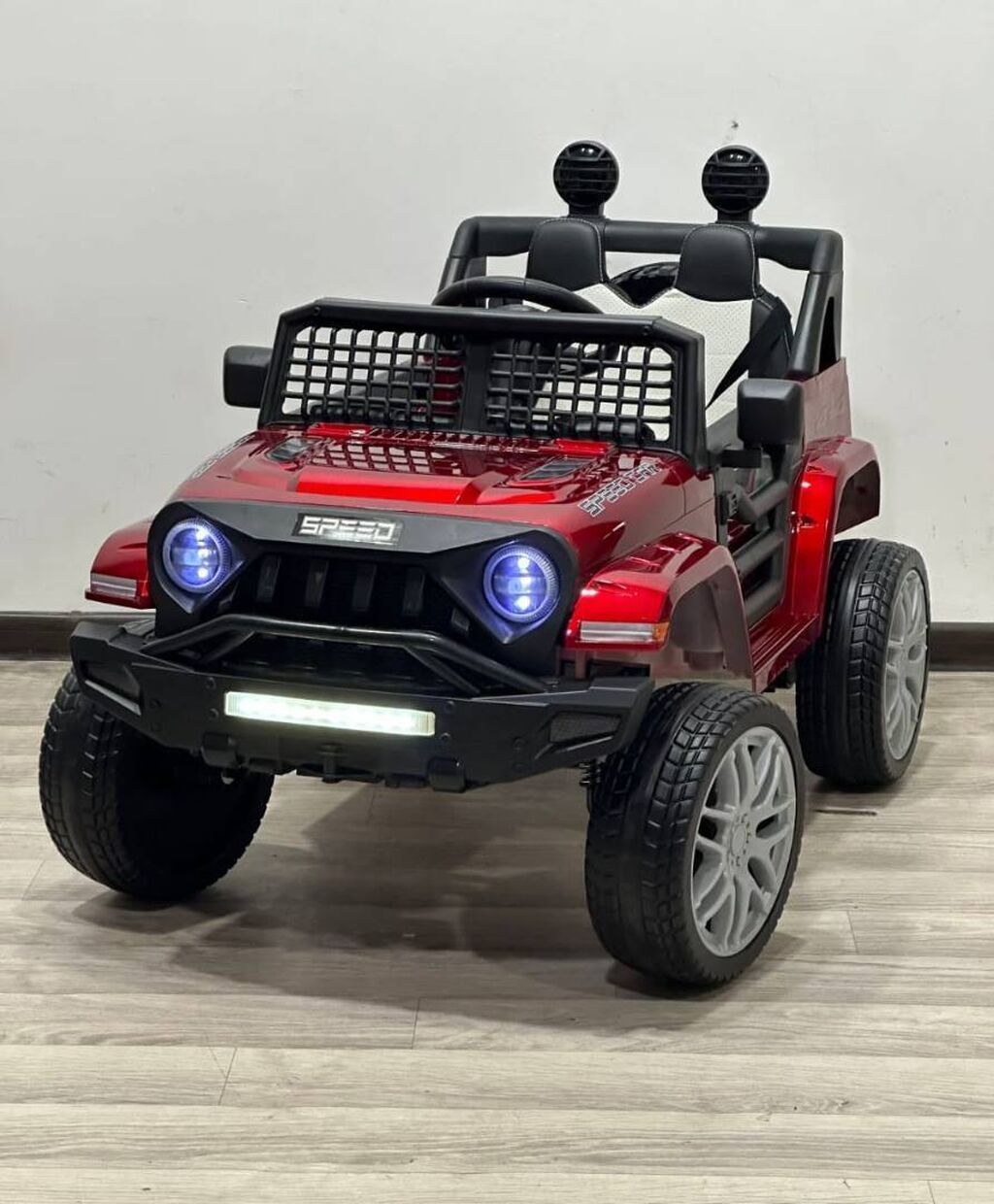 7 yaşa qədər nəzərdə tutulan bu model, rezin təkər və dəri oturacaqlar