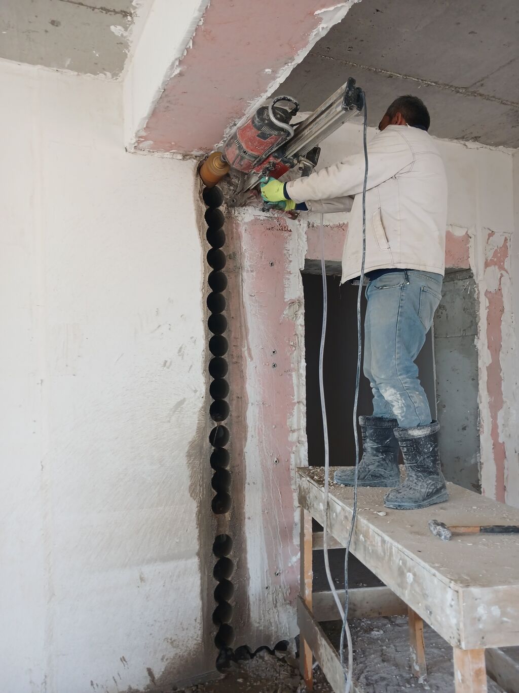 Beton və dəmir-beton divarların, tavanların və örtüklərin diamant