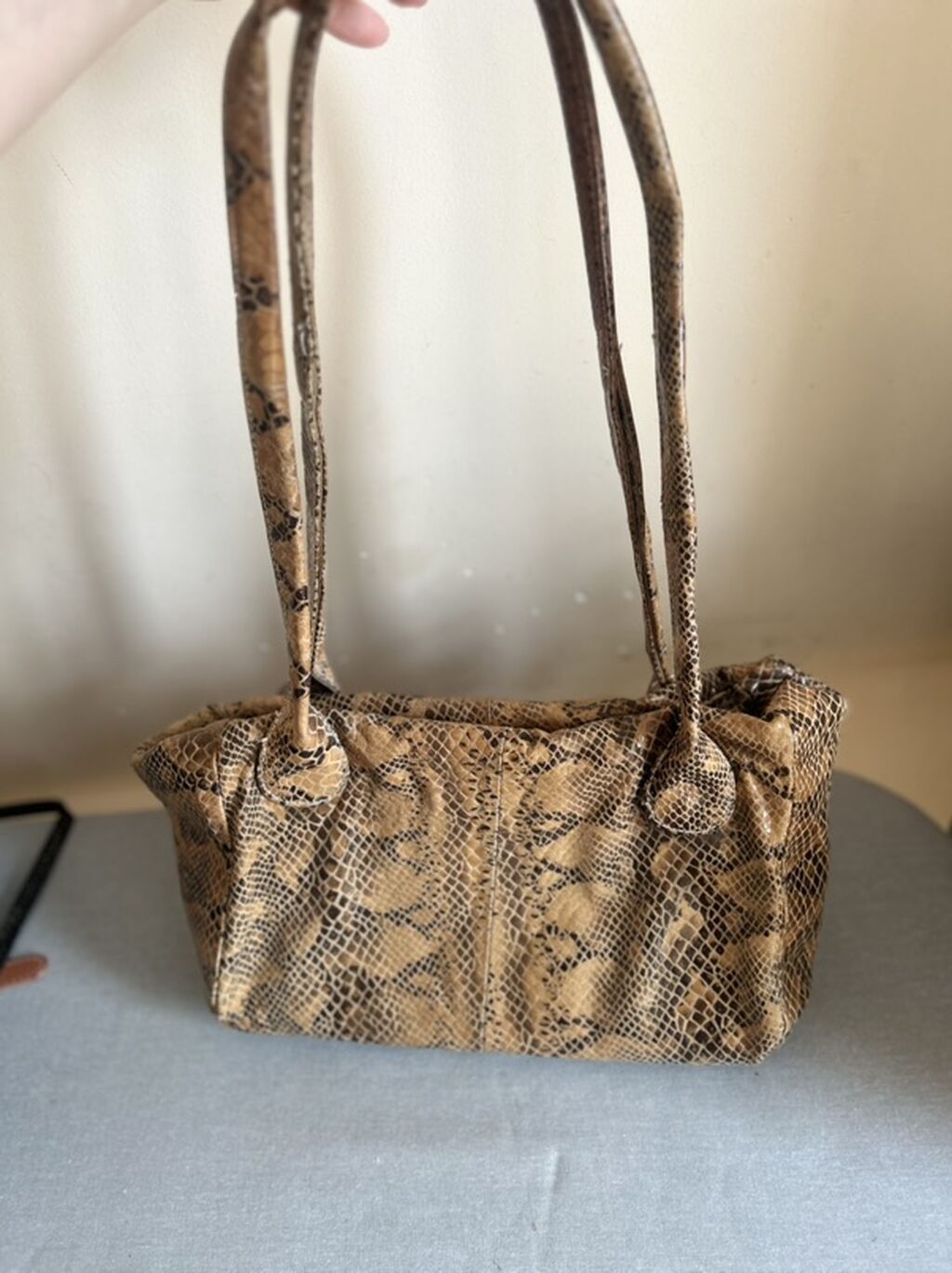 Əla bəziyyətdədir.Misirdən alinib.Tebii piton dərisidir.Köçlə əlaqədar